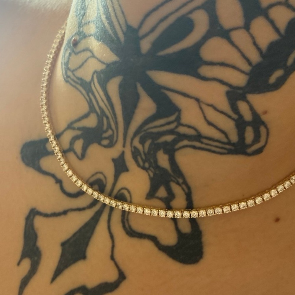 This is a white gold diamond moissanite
and the other is the same but gold - Picture 4 of 5